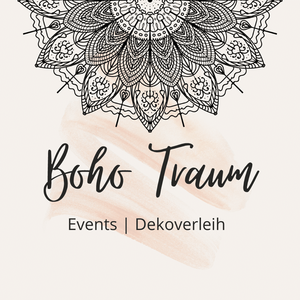 Aufwendiges schwarzes Mandala-Design oben mit den Worten „Boho Traum“ in Kursivschrift darunter, begleitet von „Events | Dekoverleih“ in kleinerer Schrift. Ein sanfter rosa Pinselstrich verleiht dem Text eine dekorative Note.