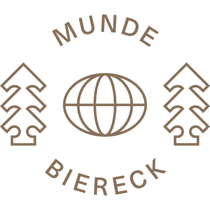 Ein Logo mit den Worten „Munde Biereck“, die ein Globus-Design umkreisen. Auf jeder Seite des Globus befinden sich abstrakte baumartige Symbole. Das gesamte Design hat eine einfache braune Umrandung.