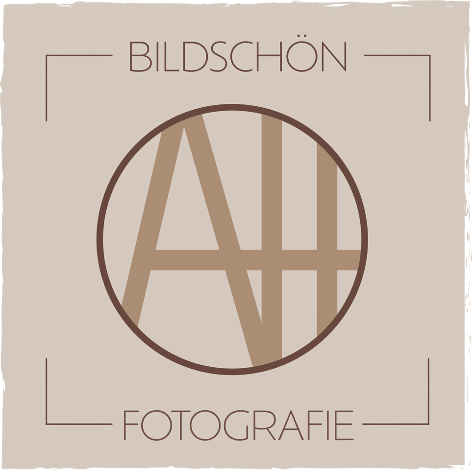 Logo auf beigem Hintergrund mit dem Text „BILDSCHÖN“ oben und „FOTOGRAFIE“ unten, der einen Kreis umrahmt, in dem sich die stilisierten, überlappenden Buchstaben A und H in Braun befinden.