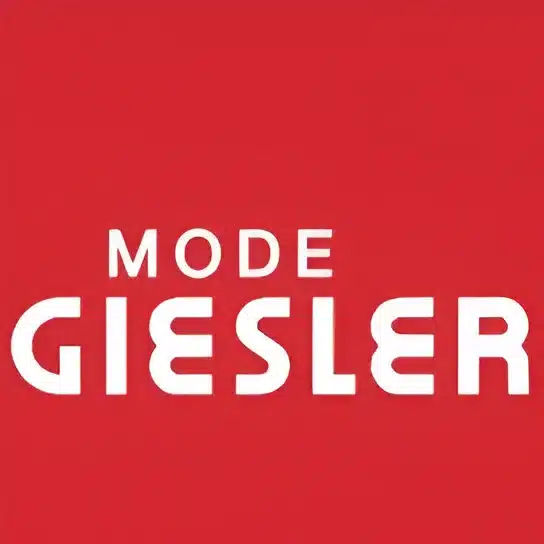 Roter Hintergrund mit fettem weißem Text „MODE GIESLER“.