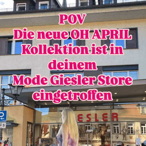 Ein Social Media Beitrag auf dem ein Mode Giesler abgebildet ist. Davor befindet sich eine blonde Frau mit lila Oberteil. Der Beitrag bildet folgenden Text ab: POV: Die neue OH April Kollektion ist in deinem Mode Giesler Store eingetroffen.